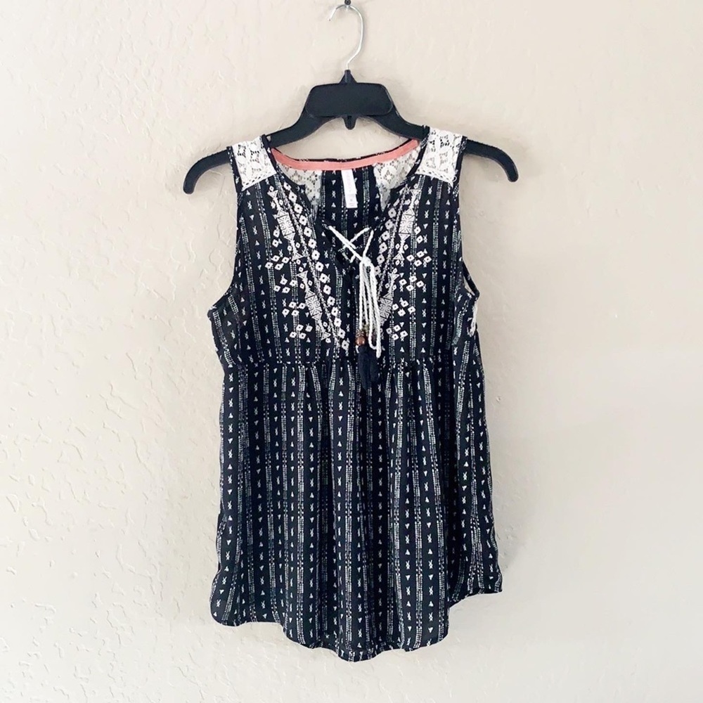 🌿Final‎ Sale Xhilaration Lace Up Neckline Sleeveless Top